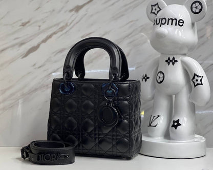 Dior
Good Quality bag 

with box 
🎁🎁🎁

110 dhs🇦🇪

Zain117
♥️♥️♥️