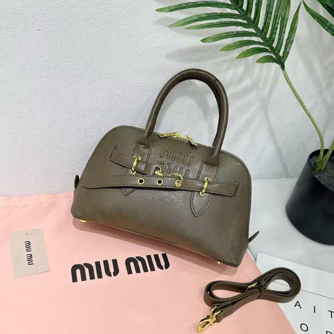 Miu Miu
28*16.5*10 cm
90 dhs🇦🇪

Zain17
♥️♥️♥️