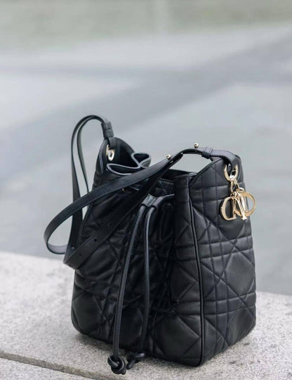 CHANEL 
NEW CAME GOOD QUALITY 
WITH BOX
100 dhs🇦🇪
SIZE: 16.5cm

Zain39
♥️♥️♥️