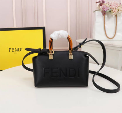 Fendi  Master
         17 Cm
200 dhs🇦🇪

Zain131
♥️♥️♥️