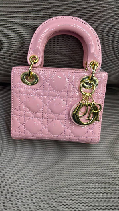 Dior

18cm

95 dhs🪙💕

with box
🎁🎁🎁

Zain16
♥️♥️♥️