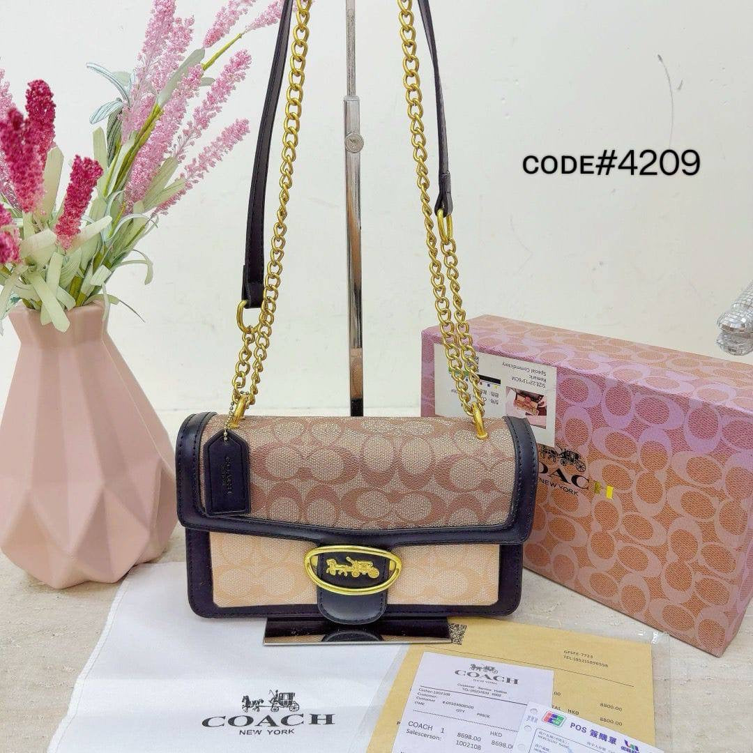 Coach ɢᴇᴏʀɢɪᴇ

sʜᴏᴜʟᴅᴇʀ ʙᴀɢ
ɢᴏʟᴅ ʜᴀʀᴅᴡᴀʀᴇ
sɪᴢᴇ : 22 cm

ᴡɪᴛʜ BOX
🎁🎁🎁

75 dhs🇦🇪

Zain31
♥️♥️♥️