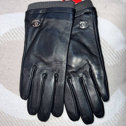 Women Gloves 
Free size 
80 dhs🪙

Zain88
♥️♥️♥️