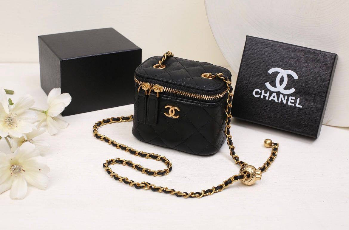 Chanel

with box 
🎁🎁🎁

90 dhs🪙💕

Zain50
♥️♥️♥️