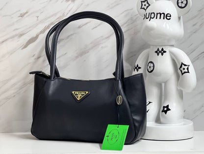 Prada 
Good Quality 
120 dhs🇦🇪

Zain117
♥️♥️♥️