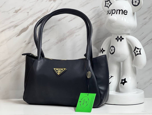 Prada 
Good Quality 
120 dhs🇦🇪

Zain117
♥️♥️♥️