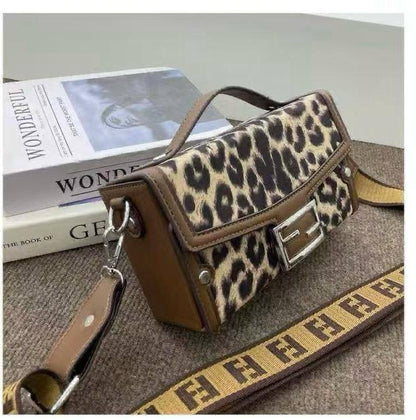Fendi
22*12*7cm
75 dhs🇦🇪

Zain17
♥️♥️♥️