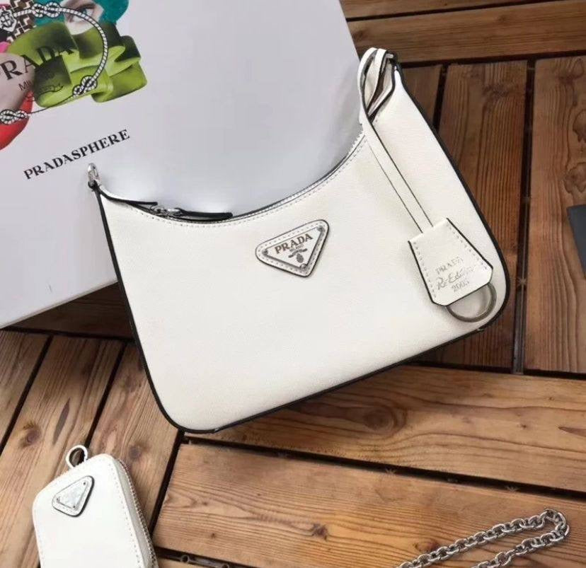 Prada

90 dhs🇦🇪

Good quality 
with box
🎁🎁🎁

Zain35
♥️♥️♥️
