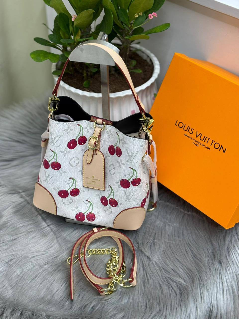 LV
SIZE……….  20 cm 
110 dhs🇦🇪

with BOX
🎁🎁🎁

Zain244
♥️♥️♥️