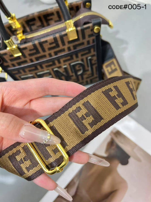 Fendi ᴍɪɴɪ sᴜɴsʜɪɴᴇ
ᴛᴏᴘ ʜᴀɴᴅʙᴀɢ / ᴄʀᴏssʙᴀɢ
ᴡɪᴛɢ ʟᴏɴɢ sᴛʀᴀᴘ
sɪᴢᴇ: 19 x 7 x 19 cm

70 dhs🇦🇪

Zain31
♥️♥️♥️