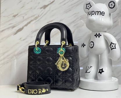Dior
Good Quality bag 

with box 
🎁🎁🎁

110 dhs🇦🇪

Zain117
♥️♥️♥️