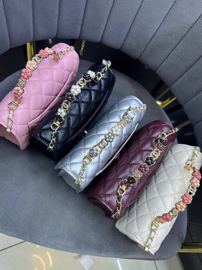CHANEL

100 dhs🪙💕

with box
🎁🎁🎁

Zain90
♥️♥️♥️