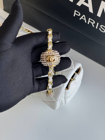 Chanel

Good Quality bag 

with box 
🎁🎁🎁

120 dhs🇦🇪

Zain117
♥️♥️♥️