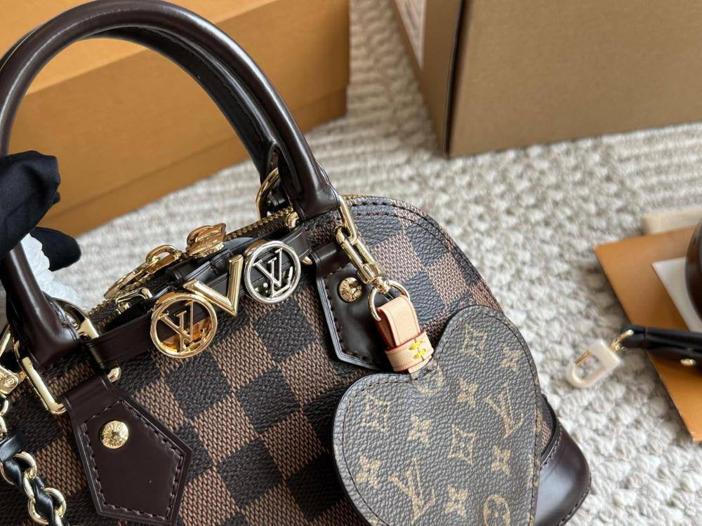 LV
105 dhs🇦🇪

with box
🎁🎁🎁

size 20×10×13cm

Zain42
♥️♥️♥️