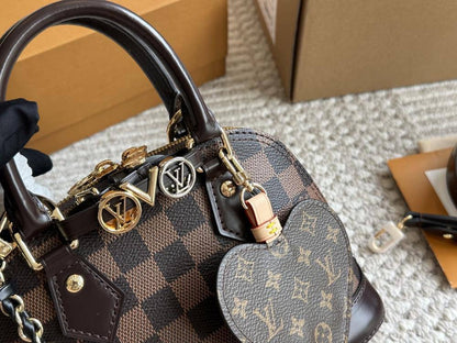 LV
105 dhs🇦🇪

with box
🎁🎁🎁

size 20×10×13cm

Zain42
♥️♥️♥️