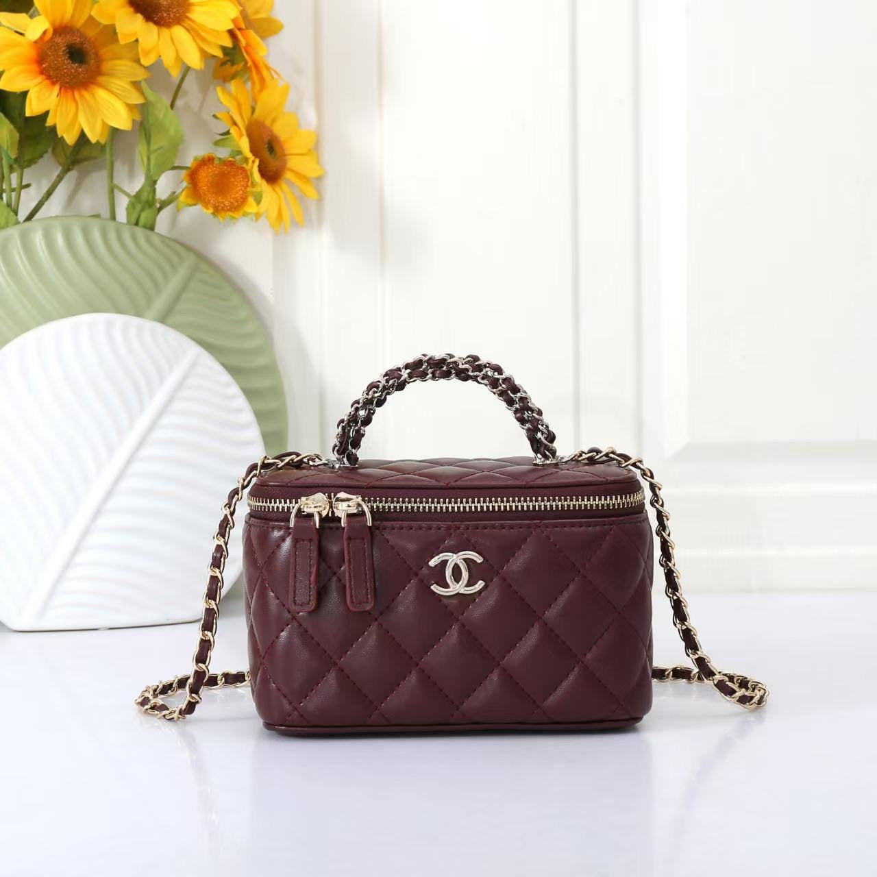 Chanel

Best quality 

with box’s 
🎁🎁🎁

95 dhs🇦🇪

size 17 cm

Zain158
♥️♥️♥️