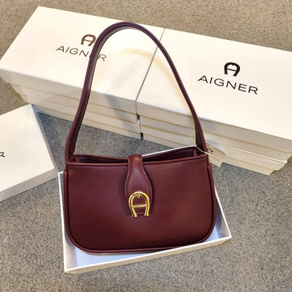 Aigner

90 dhs🇦🇪

with box
🎁🎁🎁

size 20cm

Zain26
♥️♥️♥️