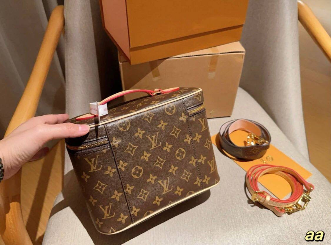 LV
Set of 3 pcs 290 dhs🇦🇪

big  120 dhs🇦🇪
size 35×9×19cm

medium 110 dhs🇦🇪
size 22×8.5×14cm

small  100 dhs🇦🇪
size 17×8.5×9.5cm

with box🎁

Zain42
♥️♥️♥️
