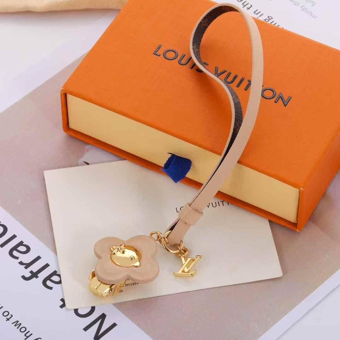 Lv Keychain & BAG charm 
Master 
70 dhs🇦🇪

with GOOD Box And Paper Bag🎁

Zain89
♥️♥️♥️