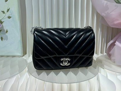 CHANEL 
19.5cm, Silver Logo, 🍂gold Logo 
95 dhs🇦🇪

Zain254
♥️♥️♥️