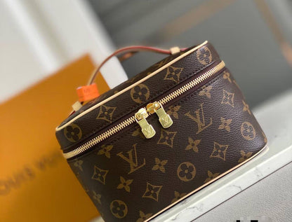 LV nice mini
Size :19 * 13 cm
100 dhs🇦🇪
with box 🎁

Zain115
♥️♥️♥️
