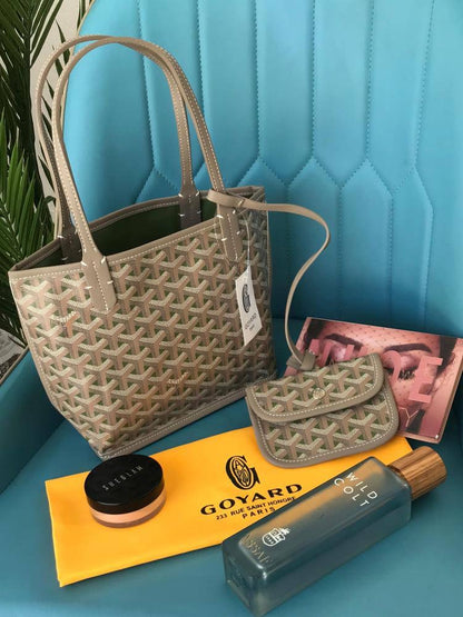 Goyard

Small     80 dhs🇦🇪
Medium  85 dhs🇦🇪
Large      90 dhs🇦🇪

with paper bag
good quality

Zain213
♥️♥️♥️