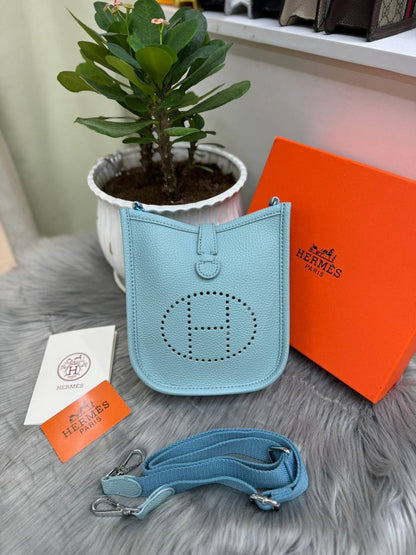 HERMES
SIZE……….  18cm  CM🌷
90 dhs🪙💕

with BOX✅
🎁🎁🎁

Zain244
♥️♥️♥️