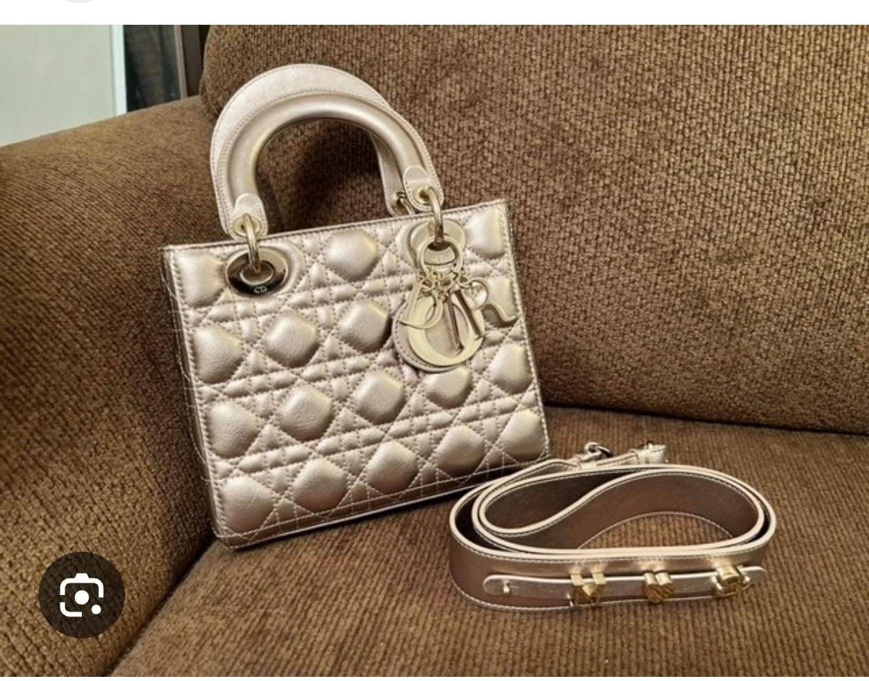DIOR 
GOOD QUALITY 
105 dhs🪙💕
Size 18 CM

Zain200
♥️♥️♥️