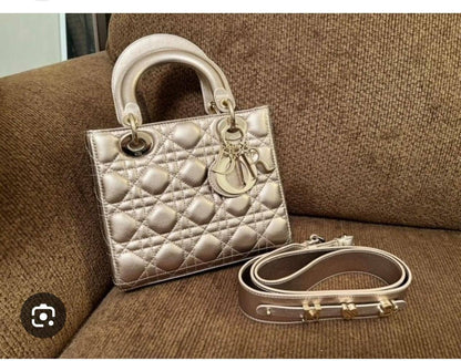 DIOR 
GOOD QUALITY 
105 dhs🪙💕
Size 18 CM

Zain200
♥️♥️♥️