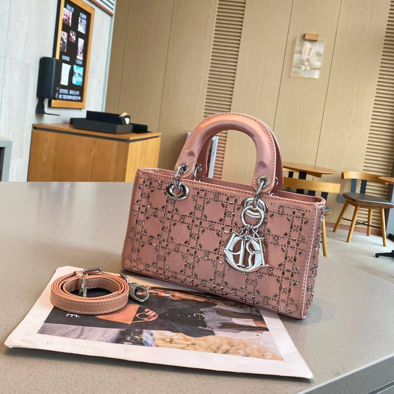 DIOR 
GOOD QUALITY
100 dhs🪙💕

Zain39
♥️♥️♥️