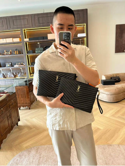 Clutch
60 dhs🇦🇪
with box
🎁🎁🎁

size 29×20cm

Zain42
♥️♥️♥️