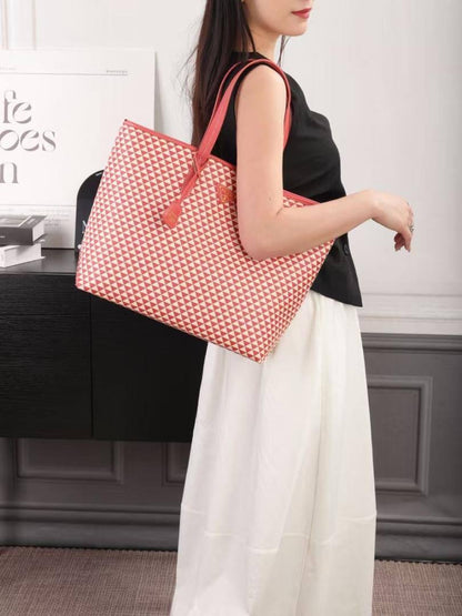 Prada 

Shopper Bag

Good Quality 
95 dhs🇦🇪

Zain250
♥️♥️♥️