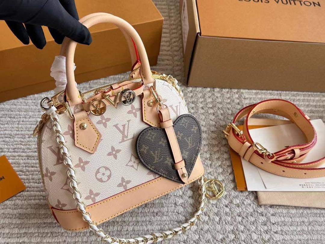 LV
105 dhs🇦🇪

with box
🎁🎁🎁

size 20×10×13cm

Zain42
♥️♥️♥️