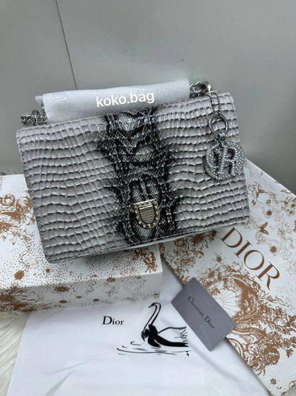 Discount 💎  Dior top handle
Size: 25 ~ 21 cm
95 dhs🇦🇪
with Box🎁

Zain115
♥️♥️♥️