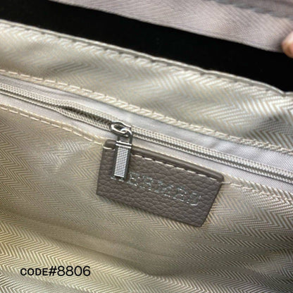HERMES ɢᴇᴛᴀ
ᴄʀᴏss ʙᴏᴅʏ ʙᴀɢ
ᴍᴀᴛᴛᴇ ʟᴇᴀᴛʜᴇʀ ᴍᴀᴛᴇʀɪᴀʟ
sɪʟᴠᴇʀ ʜᴀʀᴅᴡᴀʀᴇ
sɪᴢᴇ : 24 cm
ᴡɪᴛʜ BOX
🎁🎁🎁

70 dhs🇦🇪

Zain31
♥️♥️♥️