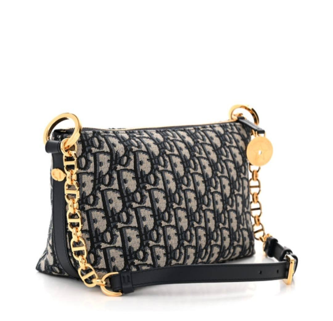 Dior
80 dhs🇦🇪

with box
🎁🎁🎁

size 24cm

Zain26
♥️♥️♥️