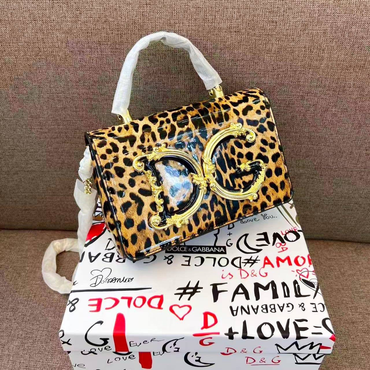 D&G
110 dhs🇦🇪

with box
🎁🎁🎁

size 22cm

Zain26
♥️♥️♥️