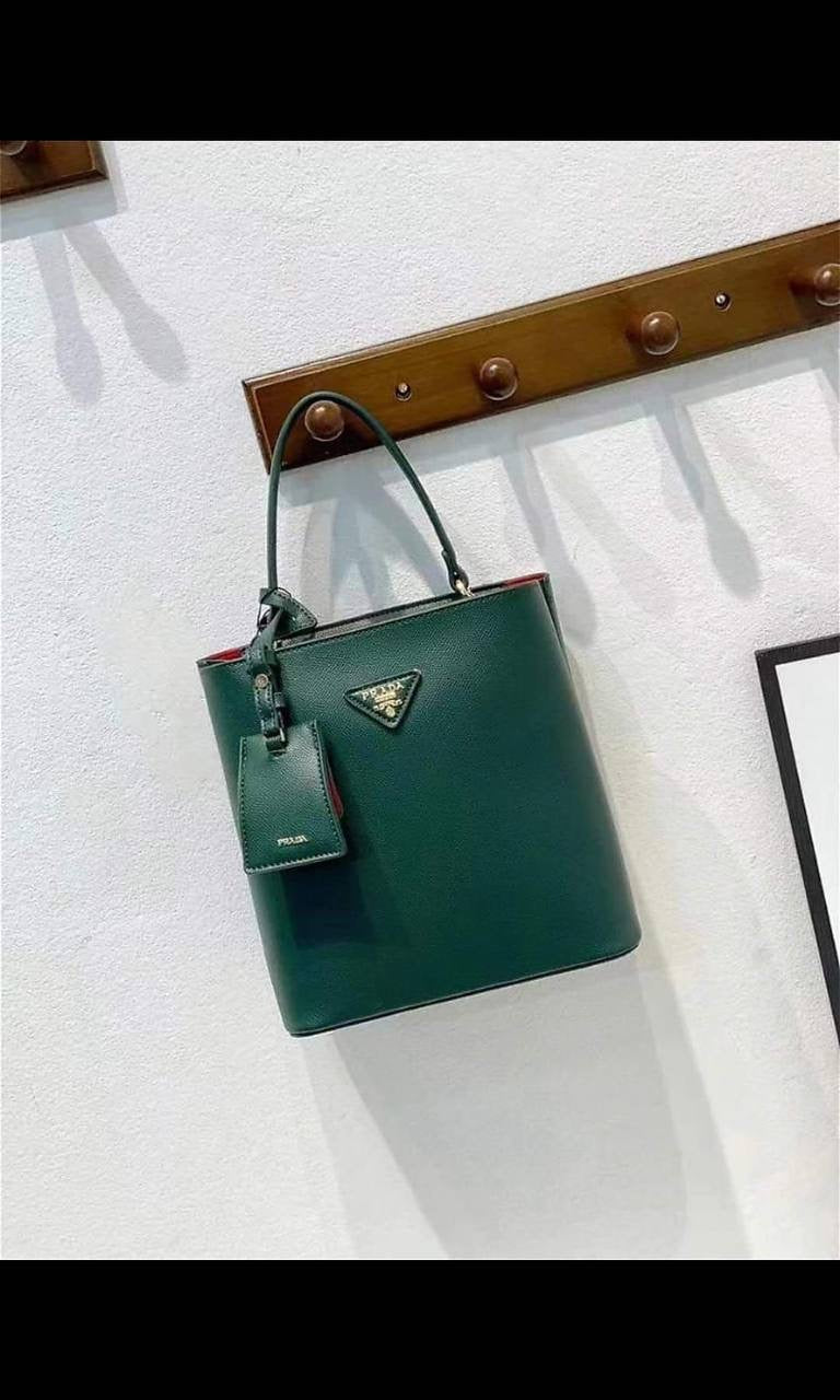 Prada 
Good Quality 

With Box 
🎁🎁🎁

105 dhs🇦🇪

Zain250
♥️♥️♥️