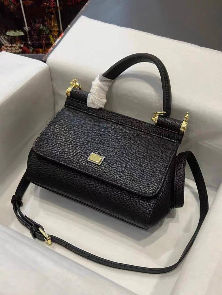 D&G

100 dhs🇦🇪

with box
🎁🎁🎁

size 20cm

Zain26
♥️♥️♥️