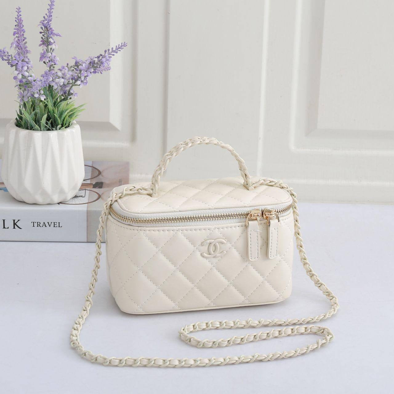 Chanel 24B
Size: 17 * 10 * 8 cm
95 dhs🇦🇪
with box🎁

Zain115
 ♥️♥️♥️