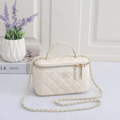 Chanel 24B
Size: 17 * 10 * 8 cm
95 dhs🇦🇪
with box🎁

Zain115
 ♥️♥️♥️