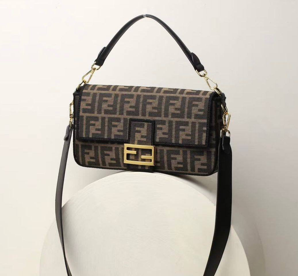 FENDI 

NEW CAME GOOD QUALITY 
WITH BOX 
🎁🎁🎁

100 dhs🇦🇪

SIZE: 26cm

Zain39
♥️♥️♥️