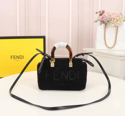 Fendi  Master
         17 Cm
200 dhs🇦🇪

Zain131
♥️♥️♥️