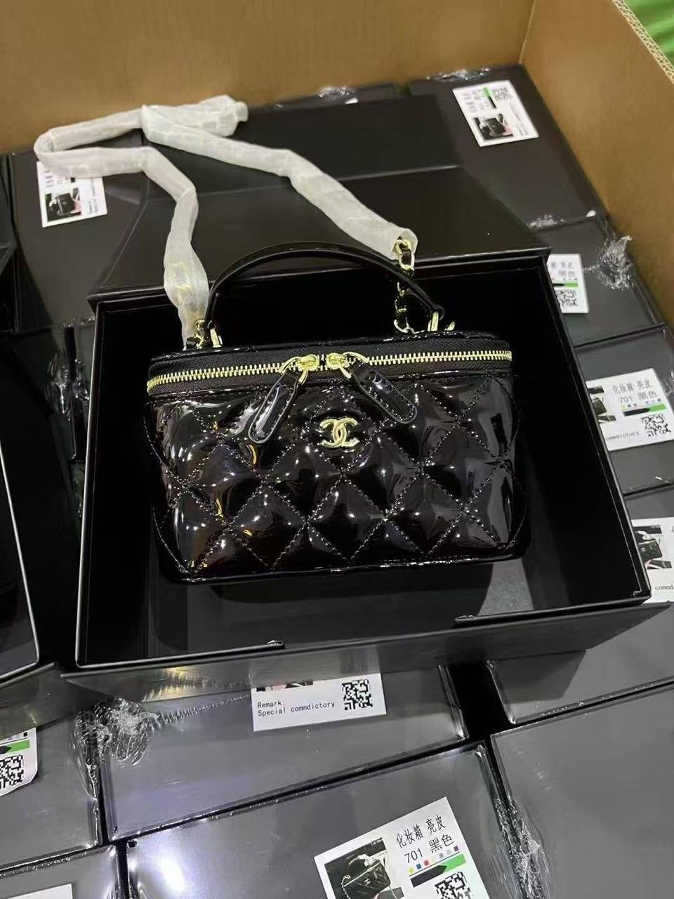 Chanel 24K
Size: 17 * 10 * 8 cm
90 dhs🇦🇪

with box
🎁🎁🎁

Zain115
♥️♥️♥️