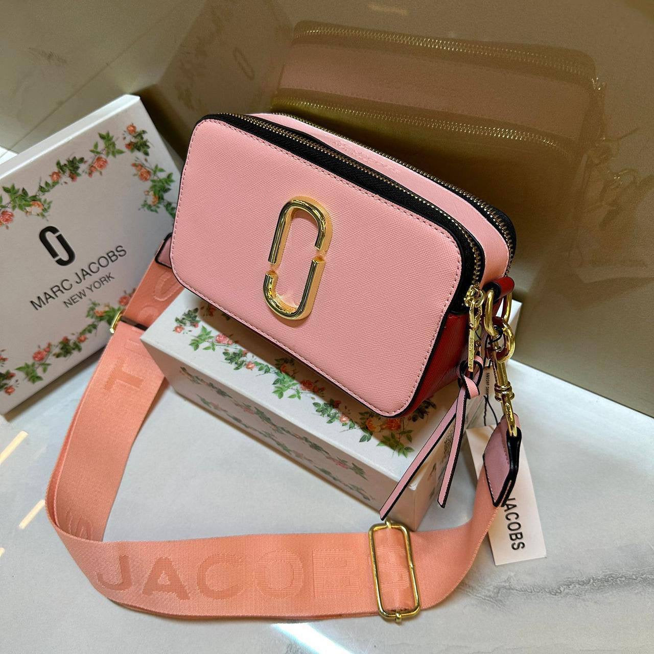 MARC JACOBS 

NEW CAME GOOD QUALITY 
WITH BOX 
🎁🎁🎁

90 dhs🇦🇪

Zain39
♥️♥️♥️