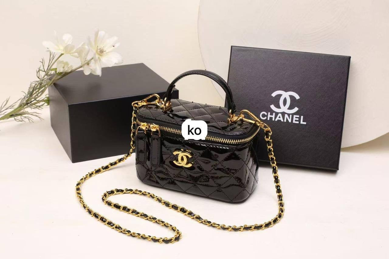 Chanel 24K
Size: 17 * 10 * 8 cm
90 dhs🇦🇪

with box
🎁🎁🎁

Zain115
♥️♥️♥️