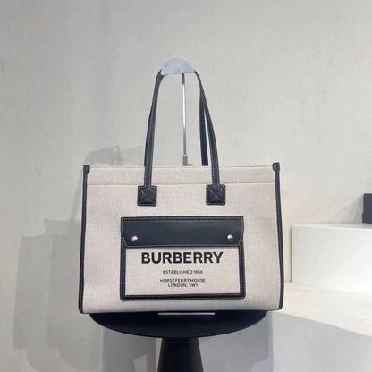 Burberry
Best quality 
105 dhs🇦🇪
size 41 cm

Zain158
♥️♥️♥️