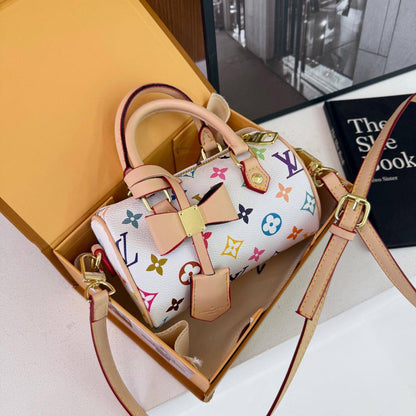 LV

80 dhs🇦🇪

with box
🎁🎁🎁

size 16×9×10cm

Zain42
♥️♥️♥️