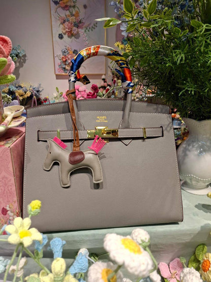 Hermes
30cm
Horse doll + Scarve
120 dhs🇦🇪

Zain44
♥️♥️♥️