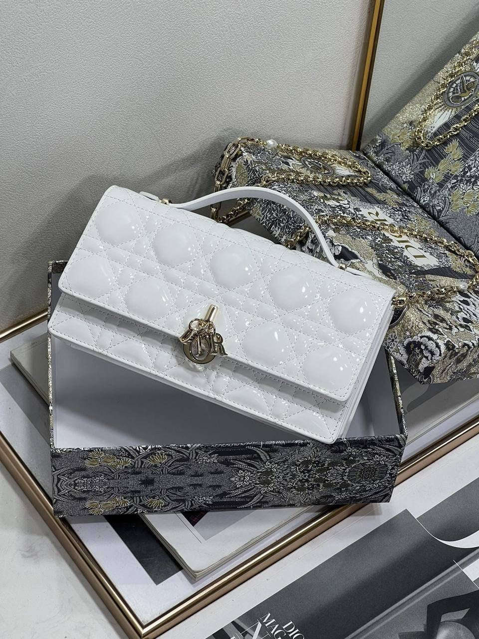 Dior
good quality,  
with box, 
🎁🎁🎁

size 22* 13 cm 

100 dhs🇦🇪

Zain12
♥️♥️♥️